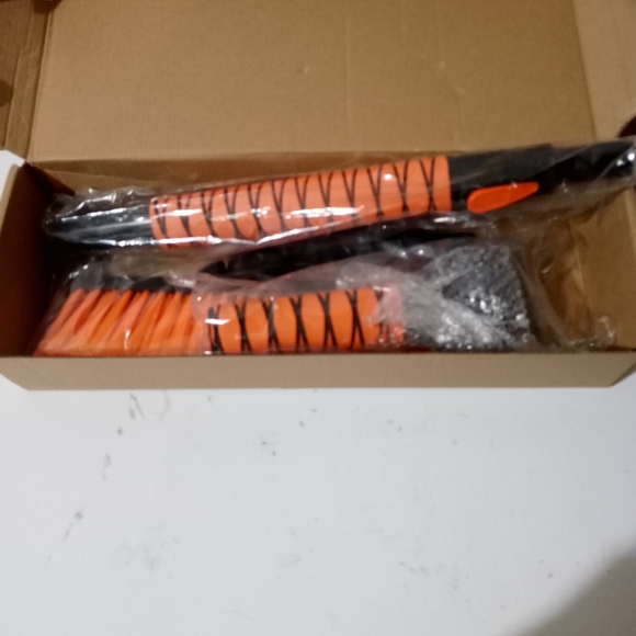 Snow brush and scraper new still in plastic MATCC - Picture 2 of 6